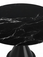 Gros plan sur le plateau en pierre frittée noir effet marbre de la table de salle à manger Alycia par TOCO Meubles.