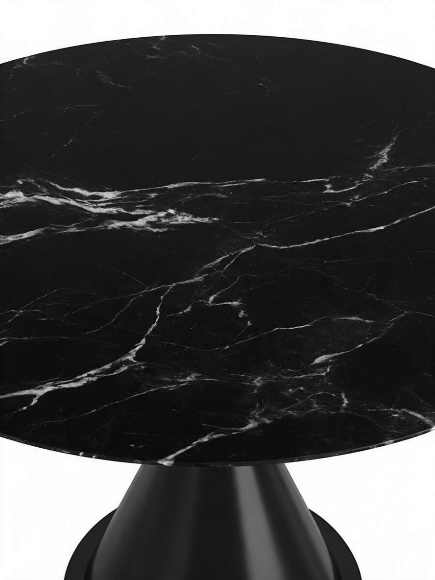 Gros plan sur le plateau en pierre frittée noir effet marbre de la table de salle à manger Alycia par TOCO Meubles.