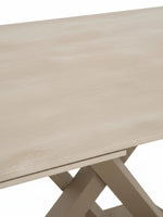 Gros plan sur le plateau beige texturé de la table de salle à manger extensible Margo de TOCO Meubles
