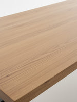 Gros plan sur le plateau en bois naturel de la table de salle à manger Natura par TOCO Meubles