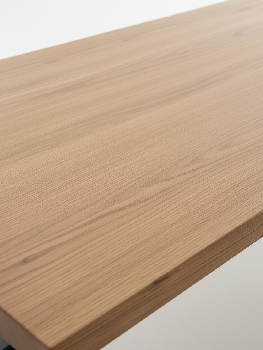Gros plan sur le plateau en bois naturel de la table de salle à manger Natura par TOCO Meubles