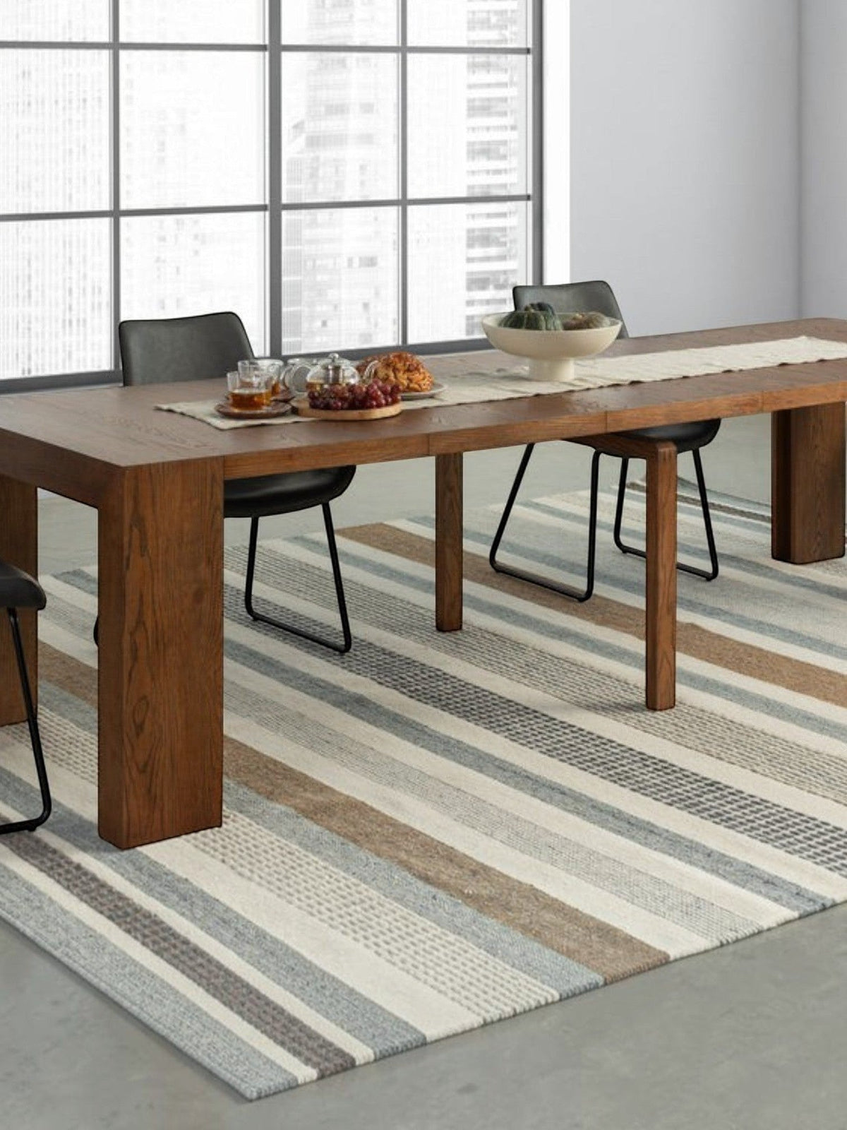 Table de salle à manger extensible TOCO Meubles en noyer américain massif dans un intérieur moderne et lumineux