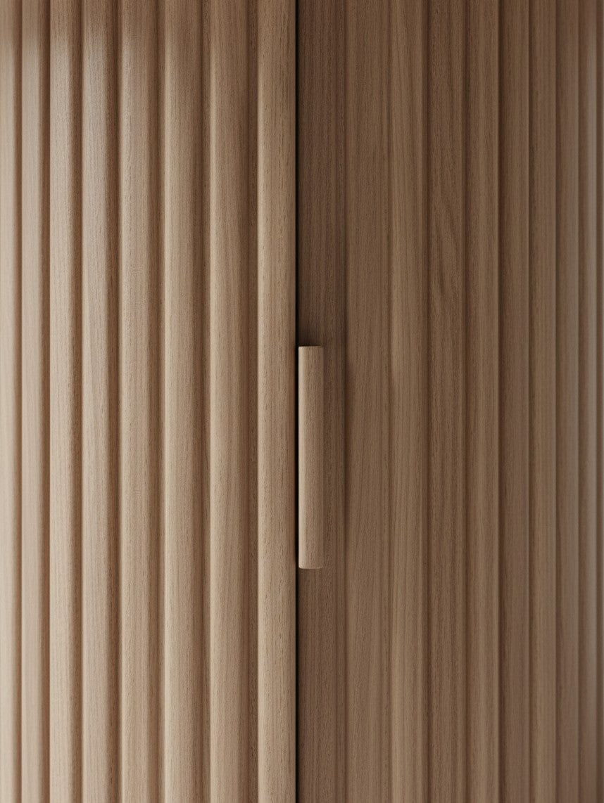Gros plan sur le pied central cannelé en bois clair de la table de salle à manger Oslo par TOCO Meubles
