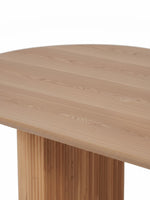 Table de salle à manger ovale Luno par TOCO Meubles en bois clair avec un pied central cannelé élégant