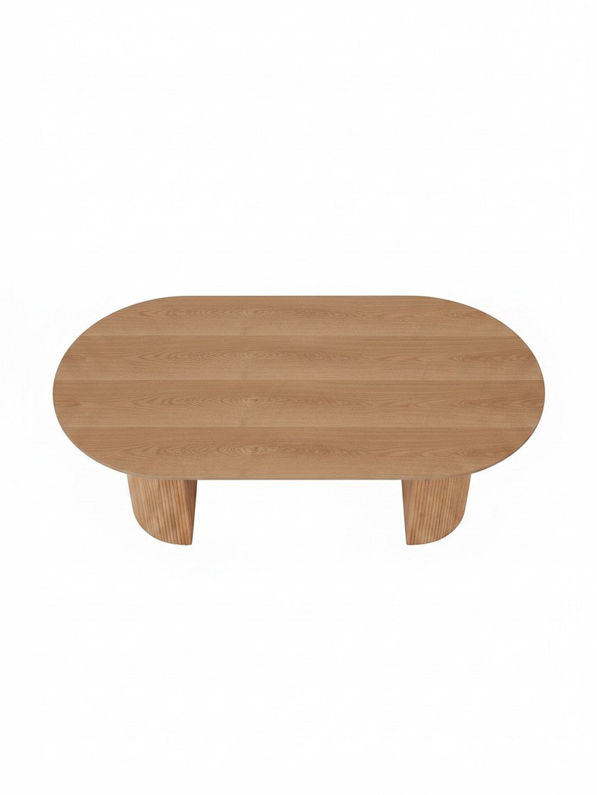 Table de salle à manger ovale Luno par TOCO Meubles en bois clair avec un pied central cannelé vu du dessus