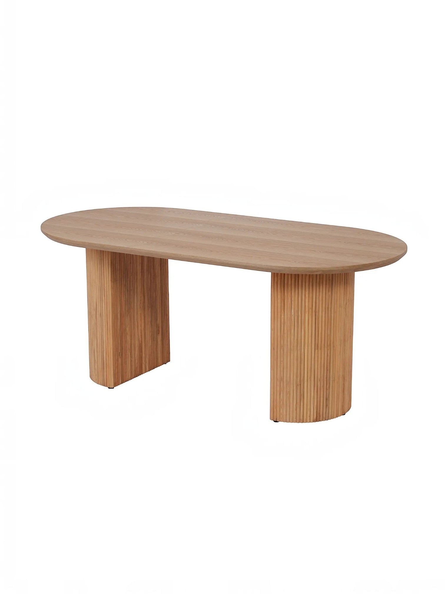 Table de salle à manger ovale Luno par TOCO Meubles en bois clair avec un piètement cannelé élégant