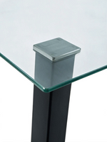 Détail du coin de la table TOCO Meubles Ranco avec plateau en verre trempé et pied en métal noir