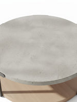 Plateau de table rond en béton gris texturé avec base en bois clair, design moderne par TOCO Meubles