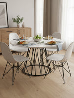 Table de salle à manger ronde Livia blanche avec pieds en métal noir et chaises assorties chez TOCO Meubles