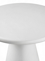 Gros plan sur le plateau rond blanc texturé effet ciment de la table de salle à manger Elsa par TOCO Meubles.