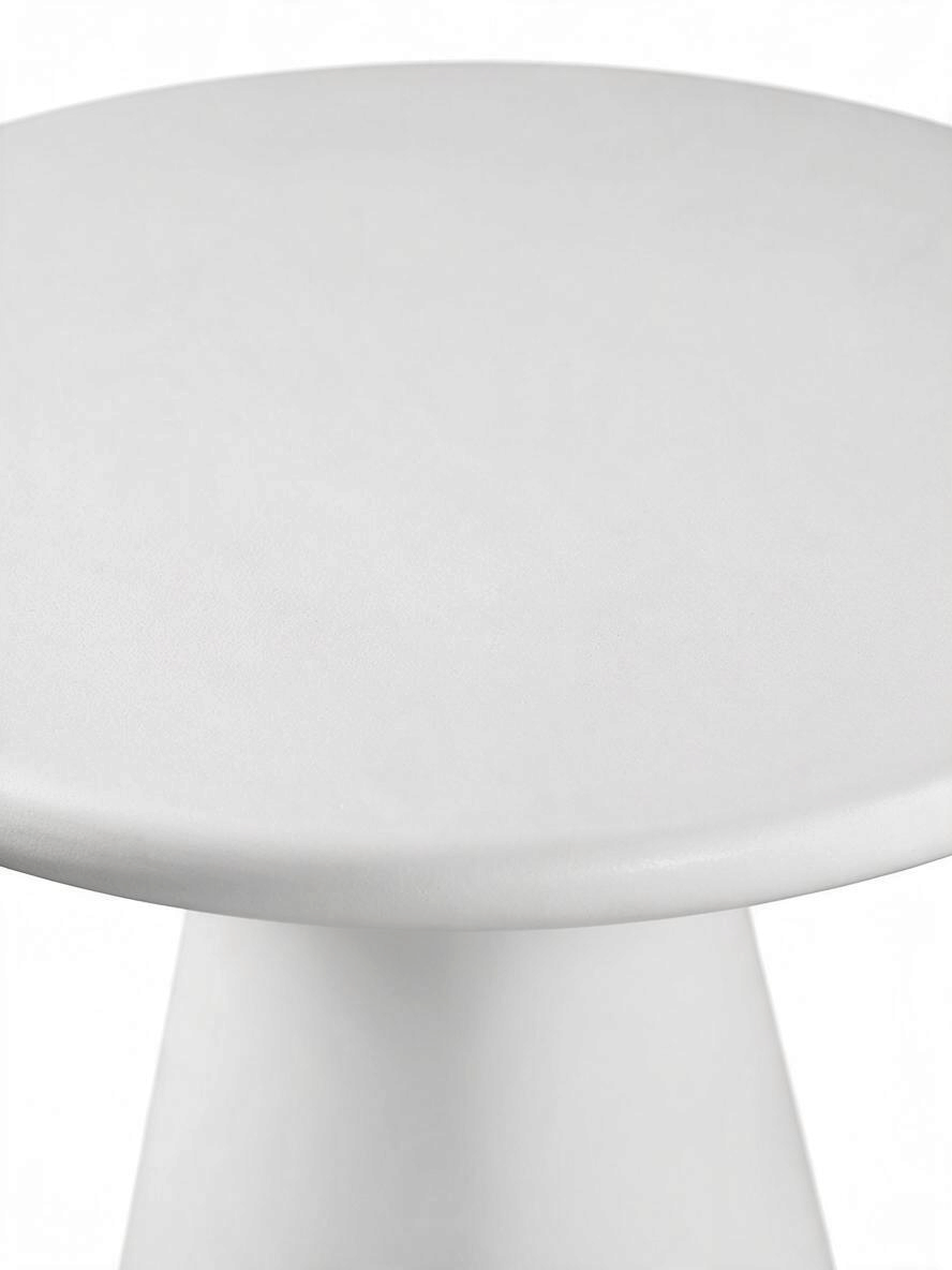 Gros plan sur le plateau rond blanc texturé effet ciment de la table de salle à manger Elsa par TOCO Meubles.