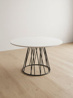 Table de salle à manger ronde Livia par TOCO Meubles avec plateau blanc et base en métal noir filaire