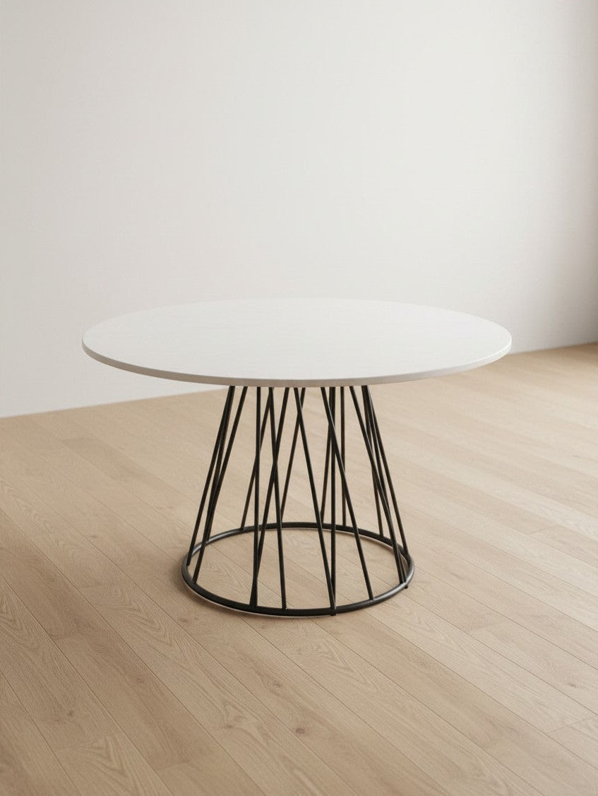 Table de salle à manger ronde Livia par TOCO Meubles avec plateau blanc et base en métal noir filaire