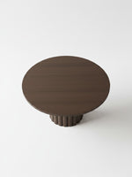 Table de salle à manger ronde Délio par TOCO Meubles en bois brun foncé avec un pied central cannelé