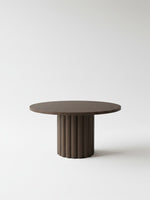 Table de salle à manger ronde Délio par TOCO Meubles en bois brun foncé avec un pied central cannelé élégant
