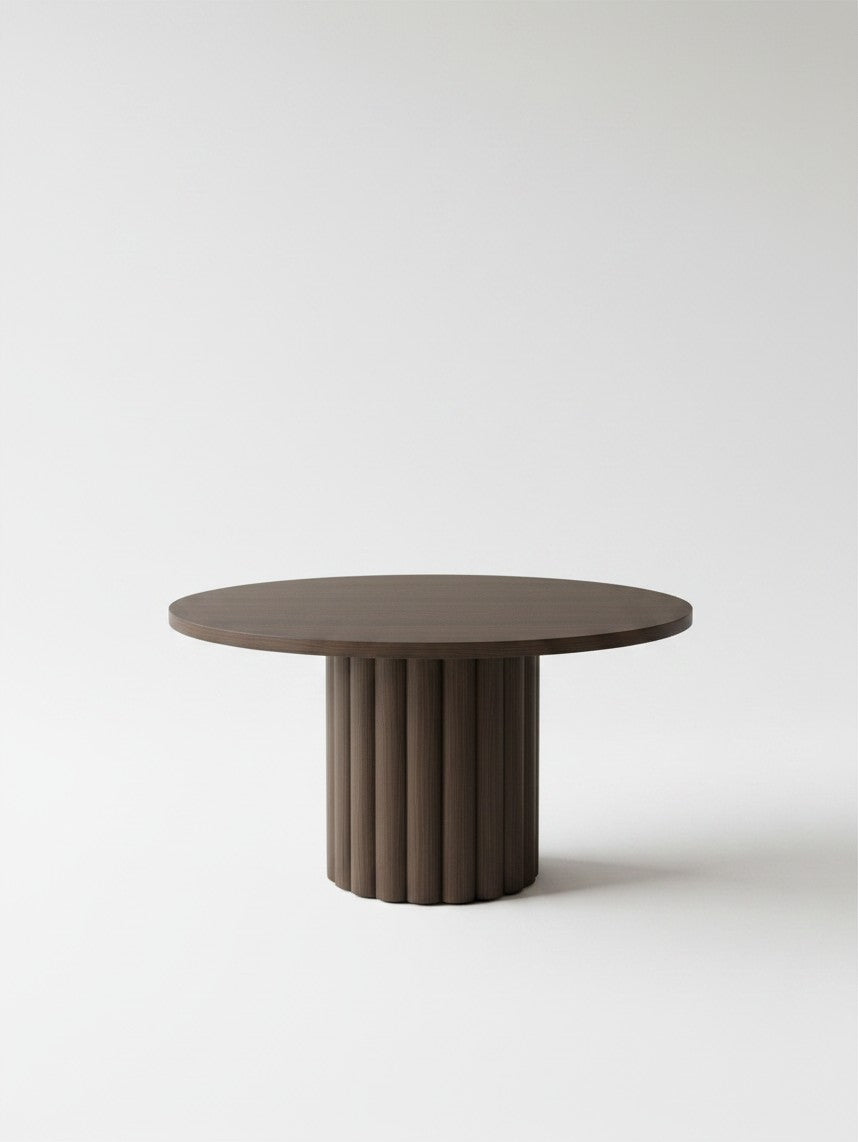 Table de salle à manger ronde Délio par TOCO Meubles en bois brun foncé avec un pied central cannelé élégant