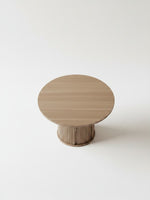 Table de salle à manger ronde TOCO Meubles Oslo en bois clair avec un pied central cannelé et rangement intégré