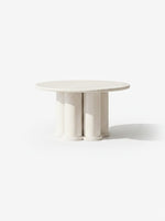 Table de salon ronde Harmonie par TOCO Meubles en bois clair avec une base architecturale à colonnes cylindriques.