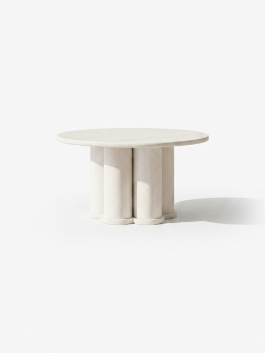 Table de salon ronde Harmonie par TOCO Meubles en bois clair avec une base architecturale à colonnes cylindriques.