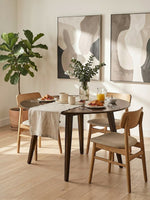 Table de salle à manger ronde Diane par TOCO Meubles en bois foncé style mid-century avec chaises en bois clair