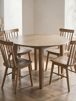 Table de salle à manger ronde Cora par TOCO Meubles en bois naturel avec quatre chaises assorties dans un salon
