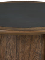 Table de salon ronde Donta par TOCO Meubles avec plateau noir mat et base en bois massif aux veines apparentes