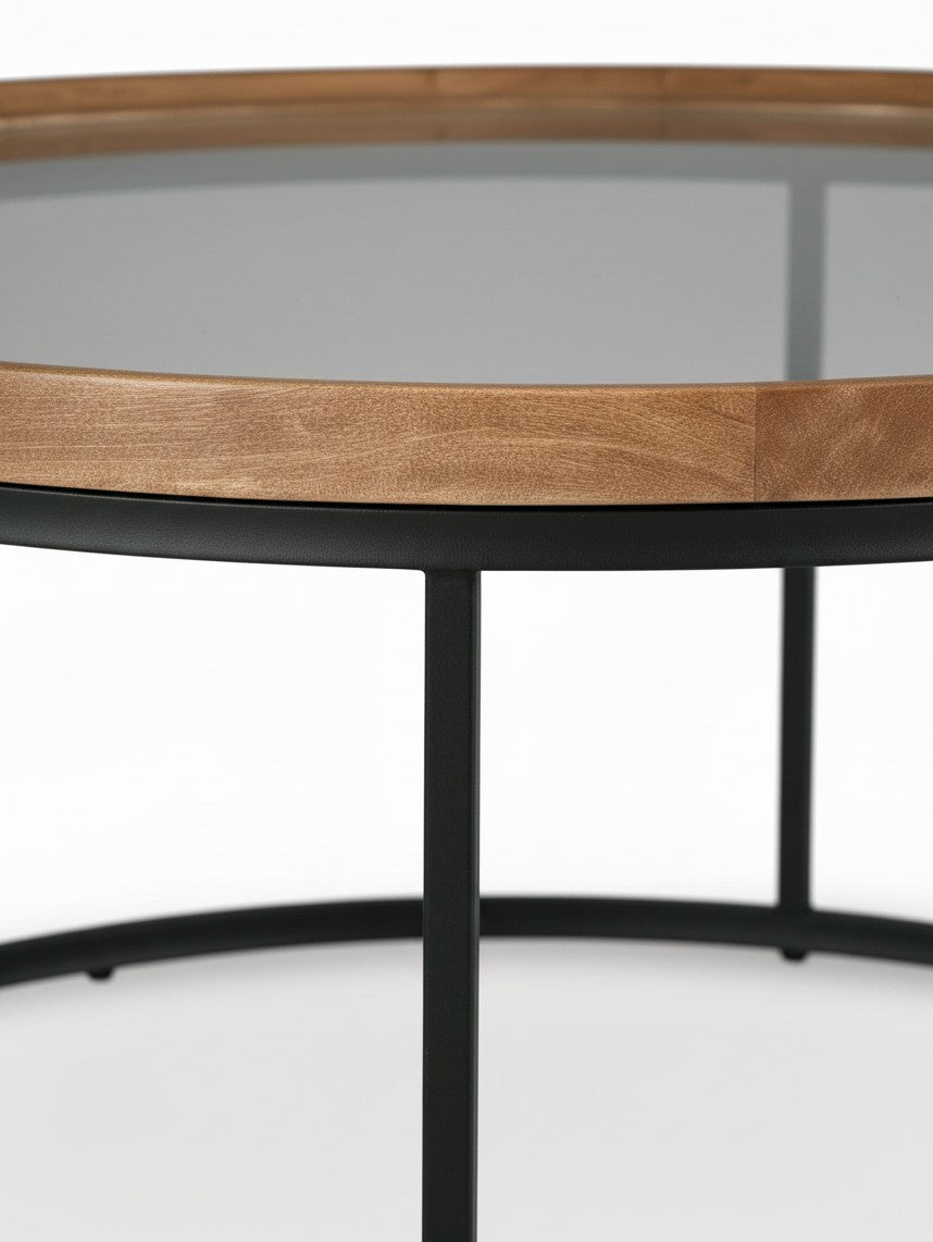 Table de salon ronde Nora de TOCO Meubles avec plateau en bois naturel et verre fumé sur pieds en métal noir