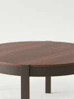 Ensemble de tables Seiko par TOCO Meubles avec plateau rond en bois foncé et structure en métal gris anthracite