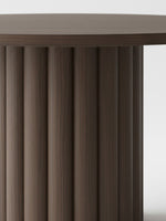 Table de salle à manger ronde TOCO Meubles Délio en bois brun avec un pied central cannelé élégant