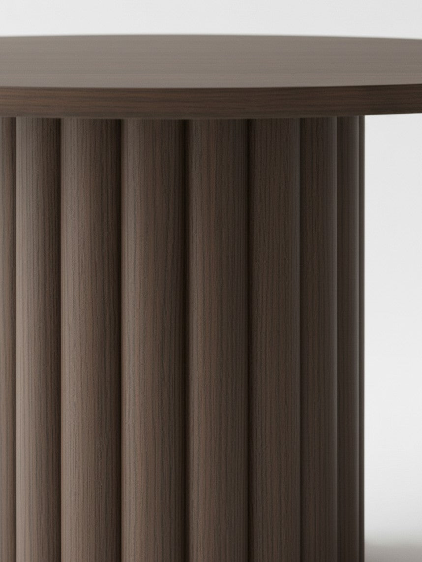 Table de salle à manger ronde TOCO Meubles Délio en bois brun avec un pied central cannelé élégant