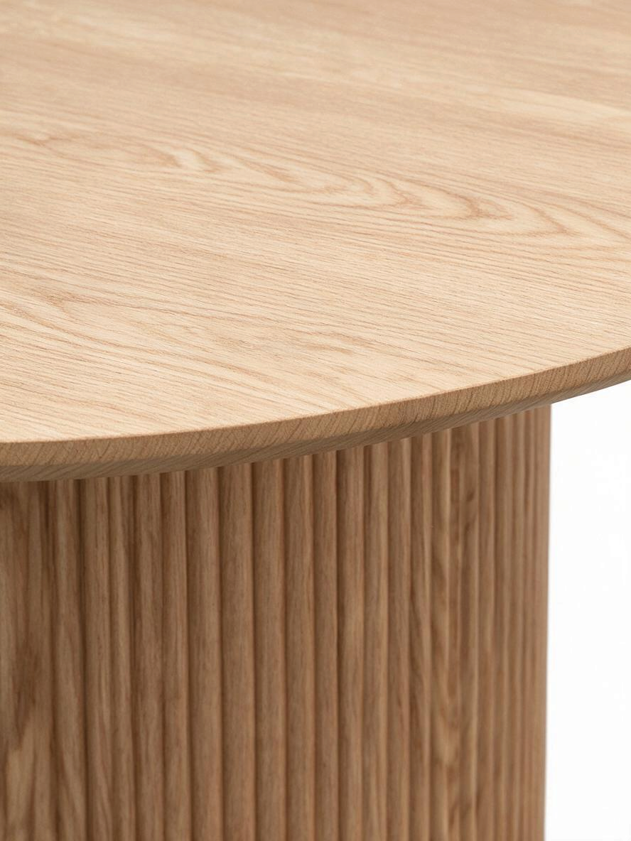 Table ronde TOCO Meubles Savanah en placage de chêne naturel avec plateau biseauté et base centrale rainurée