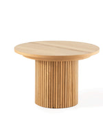 Table à manger ronde en chêne scandinave TOCO Meubles avec un design moderne et des lattes verticales sur le pied.