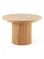 Table à manger ronde en chêne scandinave TOCO Meubles avec un design moderne et des lattes verticales sur le pied.
