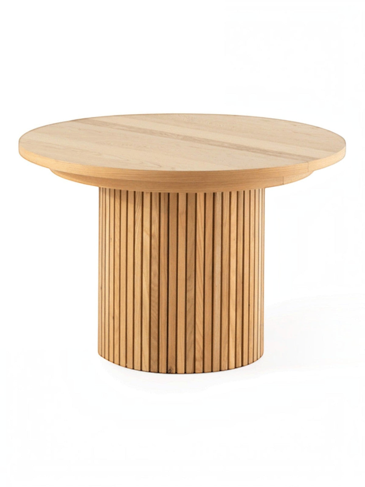 Table à manger ronde en chêne scandinave TOCO Meubles avec un design moderne et des lattes verticales sur le pied.