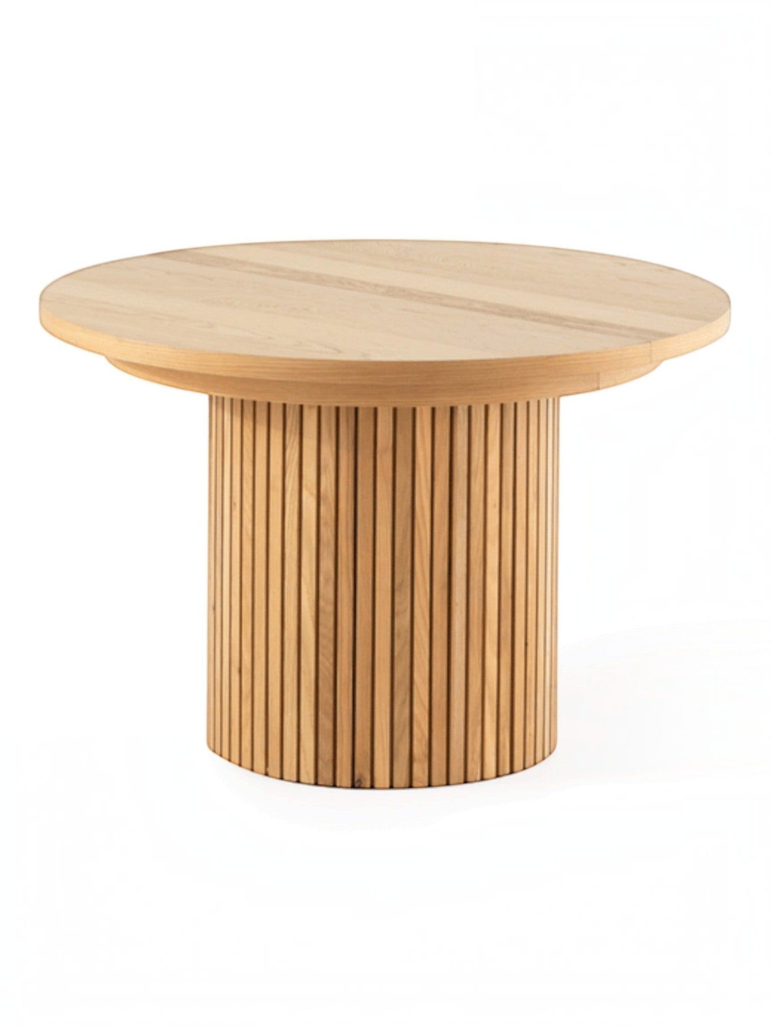 Table à manger ronde en chêne scandinave TOCO Meubles avec un design moderne et des lattes verticales sur le pied.