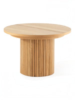 Table à manger ronde en chêne scandinave TOCO Meubles avec un design moderne et des lattes verticales sur le pied.