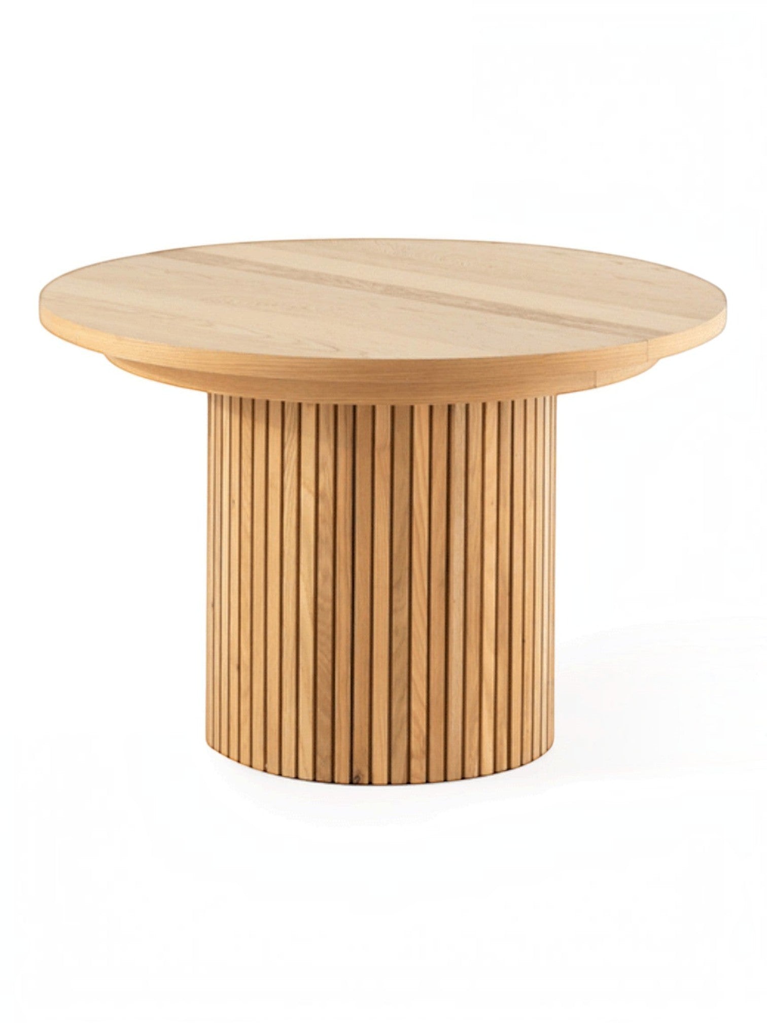 Table à manger ronde en chêne scandinave TOCO Meubles avec un design moderne et des lattes verticales sur le pied.