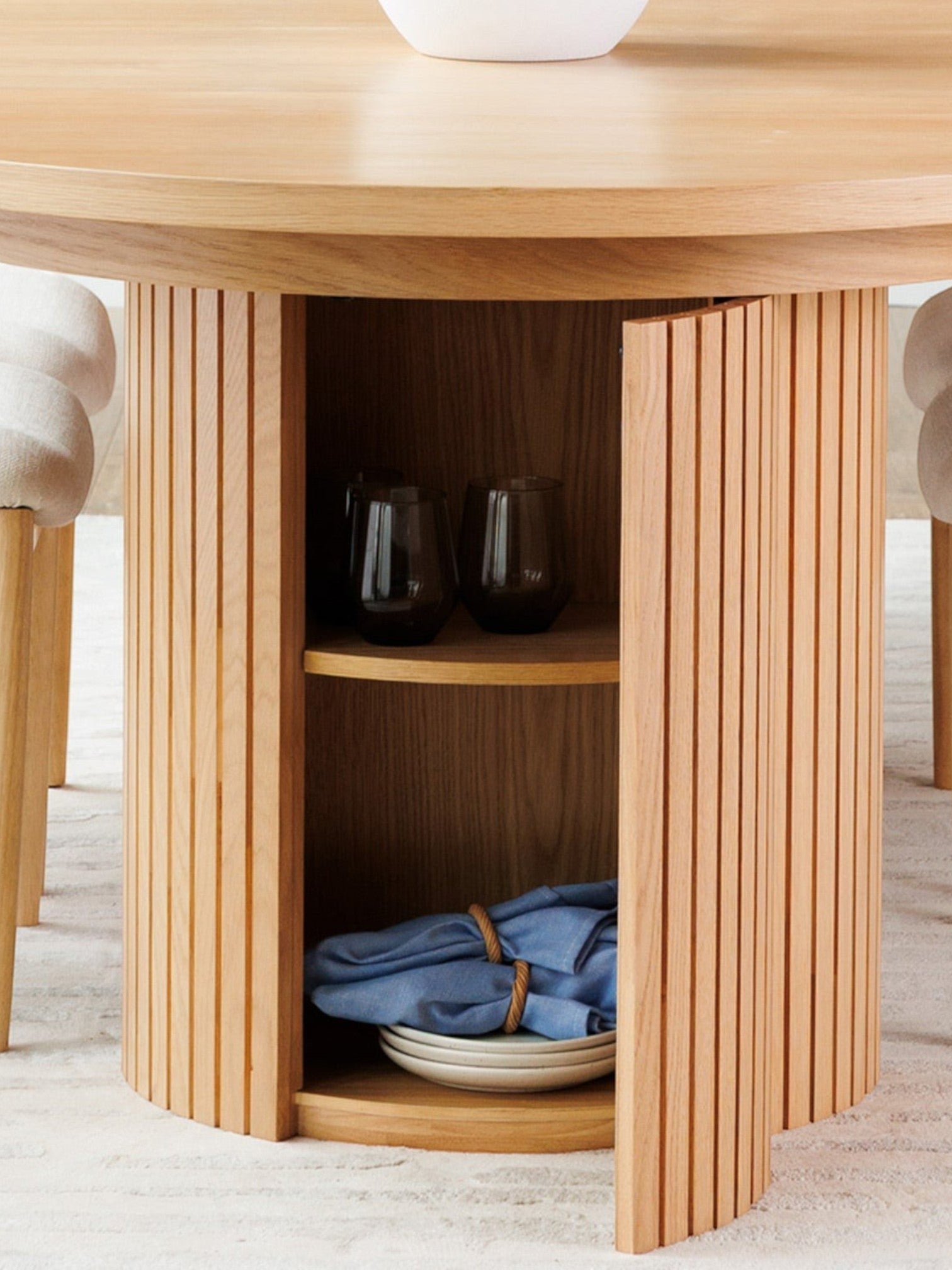 Table ronde extensible en chêne scandinave TOCO Meubles avec rangement intégré et pieds en bois clair.