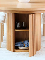 Table ronde extensible en chêne scandinave TOCO Meubles avec rangement intégré et pieds en bois clair.