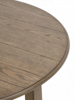 Gros plan sur le plateau en placage de chêne naturel de la table de salle à manger ronde Cora par TOCO Meubles