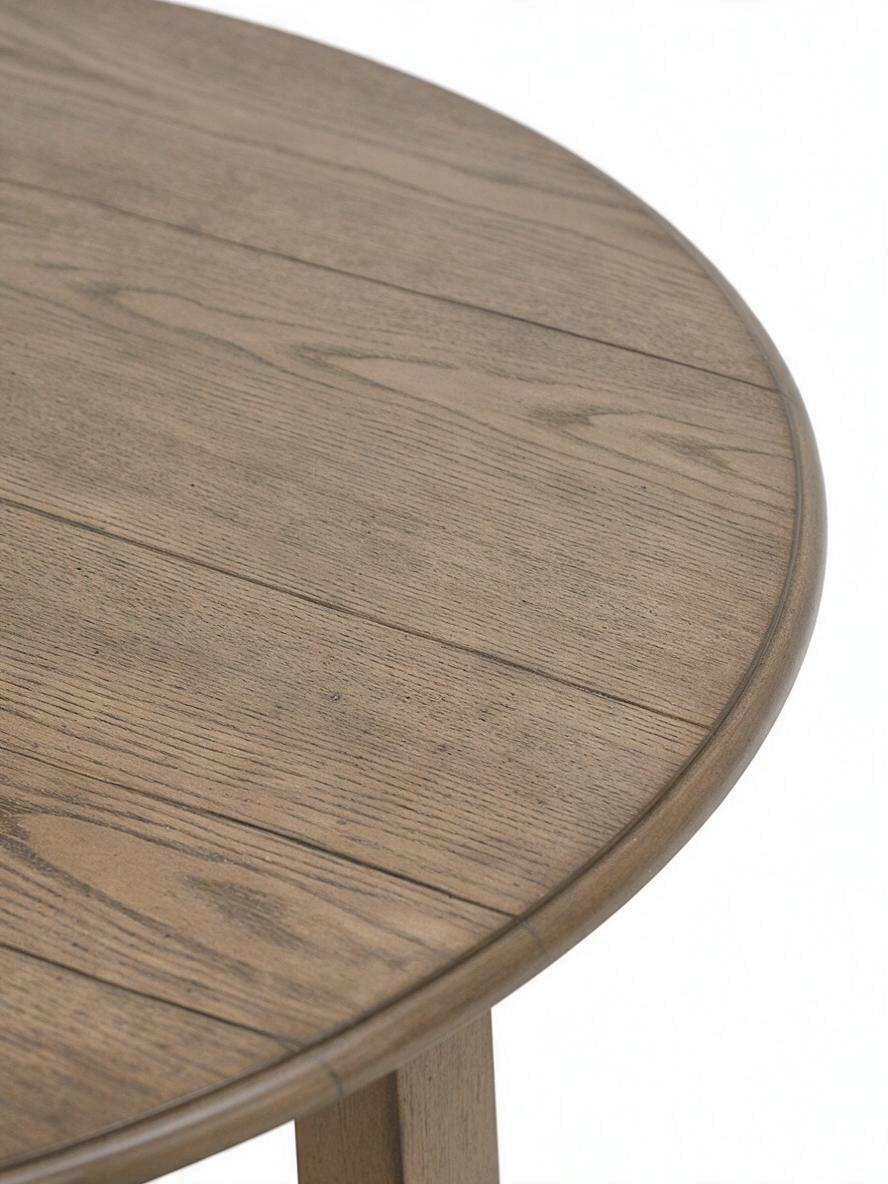 Gros plan sur le plateau en placage de chêne naturel de la table de salle à manger ronde Cora par TOCO Meubles
