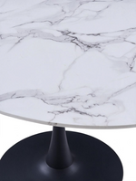 Table ronde Zila de TOCO Meubles avec plateau effet marbre blanc et base centrale en métal noir mat