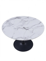 Table de salle à manger ronde Zila par TOCO Meubles avec plateau effet marbre blanc et base centrale en métal noir