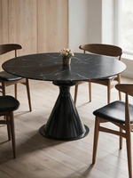 Table ronde TOCO Meubles avec plateau en pierre frittée effet marbre noir et base conique en métal noir
