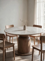 Table ronde TOCO Meubles Atina avec plateau en marbre Fantasy Brown et base sculpturale en bois de manguier noyer
