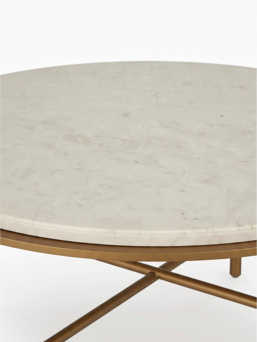 Table de salon ronde Alby TOCO Meubles avec plateau en marbre clair et base en métal doré croisée