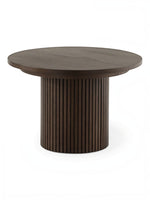 Table de salle à manger ronde TOCO Meubles en bois de noyer foncé avec pied cylindrique côtelé.