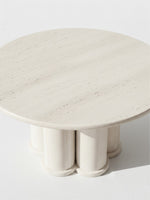 Table de salon ronde TOCO Meubles Harmonie en pierre claire avec base architecturale à colonnes cylindriques