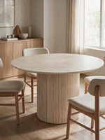 Table de salle à manger ronde Nathalia par TOCO Meubles avec plateau en pierre frittée ivoire et base cannelée