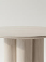 Table de salle à manger ronde TOCO Meubles Sofia avec plateau et pied sculptural effet travertin beige naturel